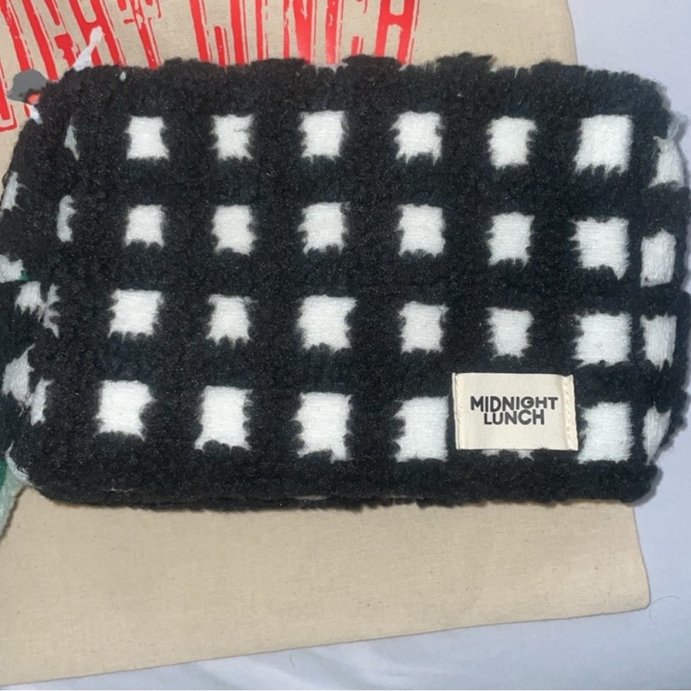 MIDNIGHT LUNCH Carrie Sherpa Pouch | Black + White